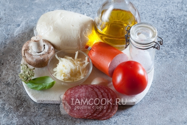 Ингредиенты для пиццы с грибами, колбасой, помидорами и сыром