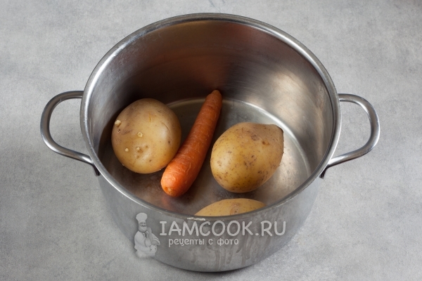 Отварить картофель и морковь