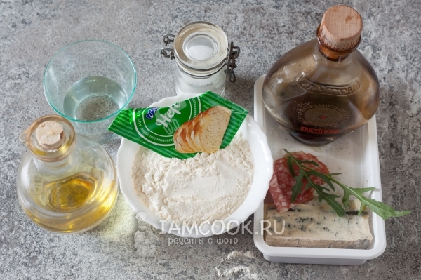 Ингредиенты для пиццы с горгонзолой, салями и рукколой