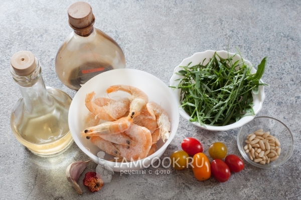 Ингредиенты для салата с креветками, рукколой и помидорами