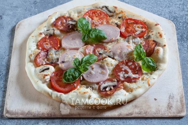 Как приготовить рецепт Пицца с колбасой, грибами и помидорами