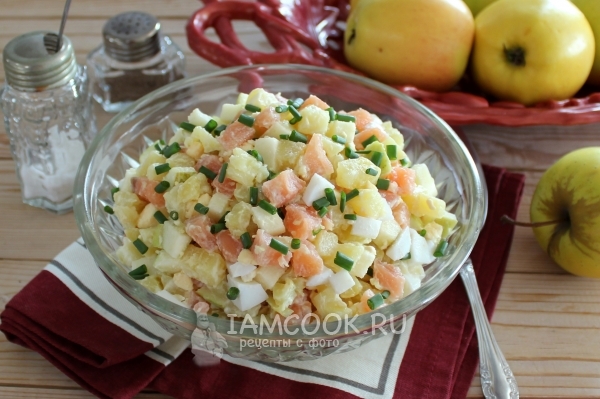 Фото простого и вкусного салата с красной рыбой, яйцами и картофелем