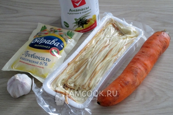 Ингредиенты для салата из сырой моркови и сыра чечил