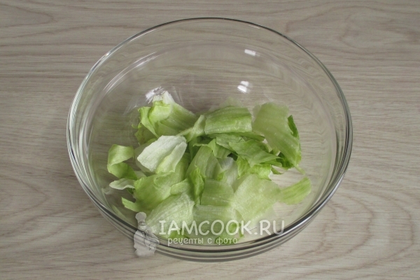 Положить листья салата в салатник