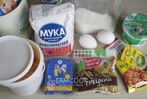 Ингредиенты для пахлавы с грецкими орехами и мёдом (из дрожжевого теста)