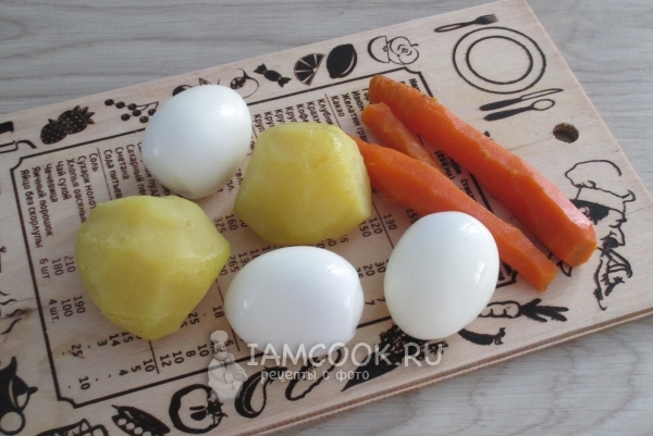 Сварить овощи и яйца