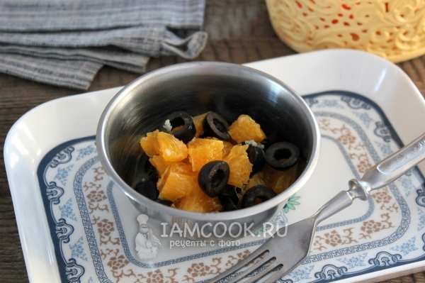 Фото салата с апельсином и маслинами