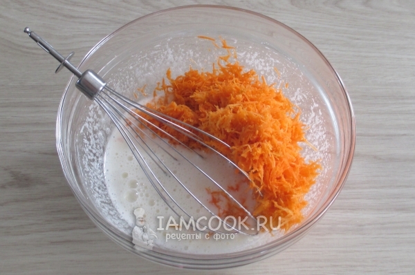 Добавить тертую морковь и масло