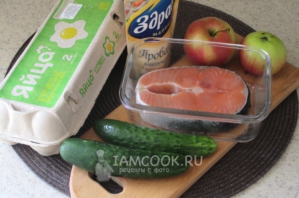 Ингредиенты для салата с красной рыбой и омлетом