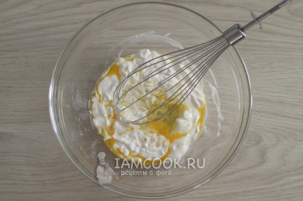 Соединить яйца со сметаной и сахаром