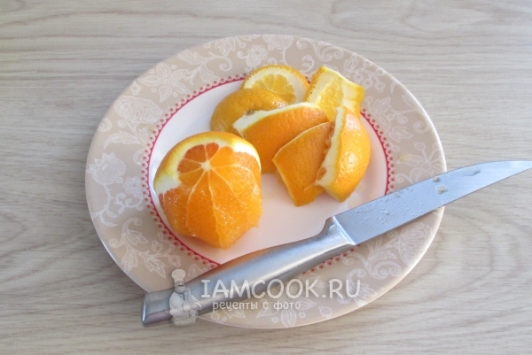 Срезать с апельсина кожуру
