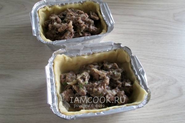 Выложить на тесто начинку