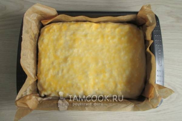 Смазать тесто желтком