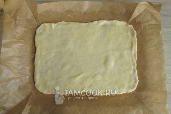 Смазать тесто маслом
