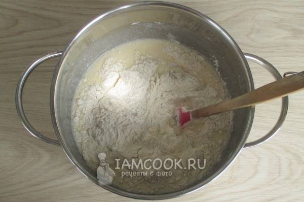 Всыпать муку и дрожжи