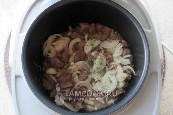 Добавить лук и зелень