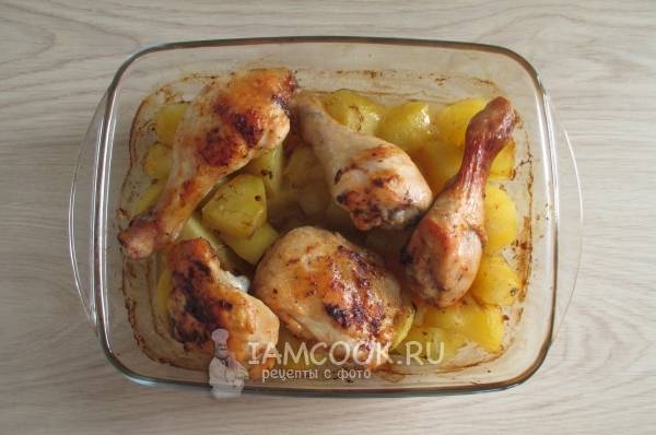Тушеная картошка с курицей и овощами в казане на плите