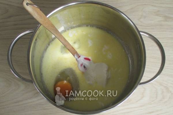 Соединить молоко, масло, яйцо и сахар
