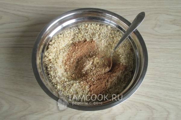 Измельчить орехи с сахаром и пряностями