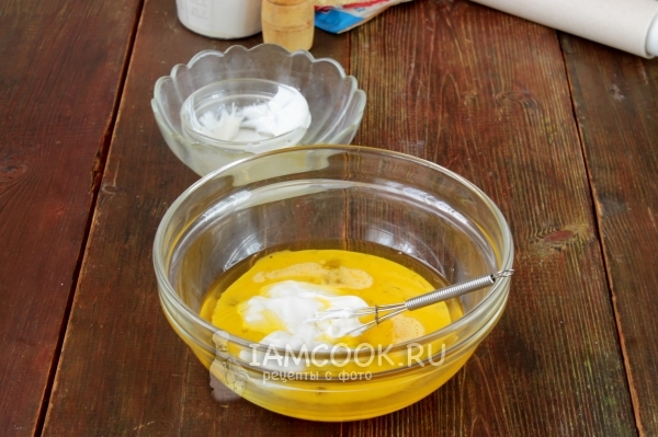 Соединить яйца со сметаной