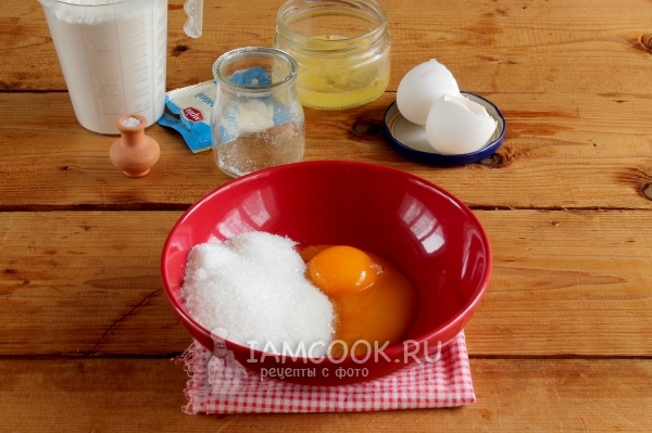 Смешать яйцо и сахар