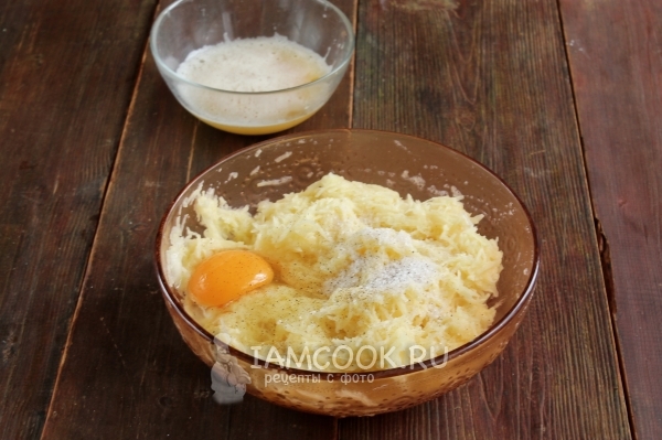 Соединить тертый картофель, яйцо и соль