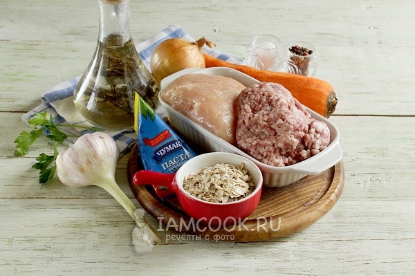 Ингредиенты для тефтелей с томатной подливкой на сковороде