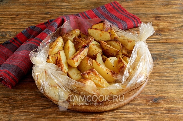 Фото картошки по-деревенски в рукаве в духовке