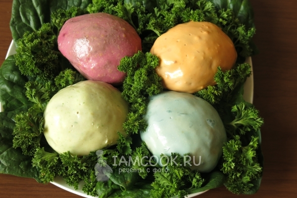 Готовые фаршированные яйца в цветном желе