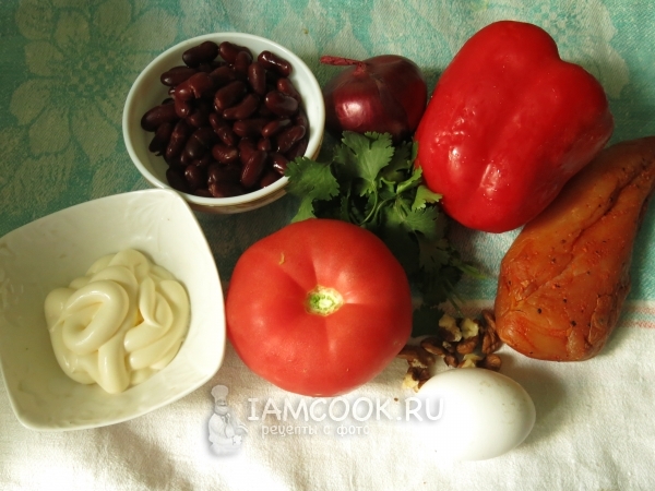 Ингредиенты для салата с копченой куриной грудкой и фасолью