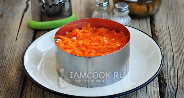 Выложить слой моркови