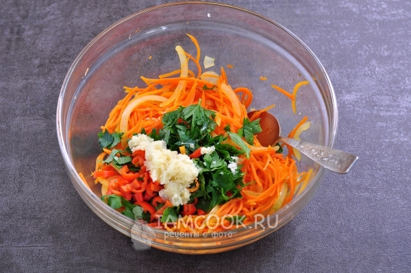 Соединить морковь с чесноком, зеленью и перцем