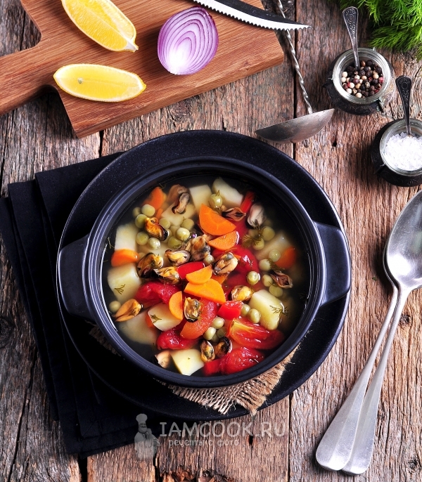Фото рыбного супа с овощами и мидиями