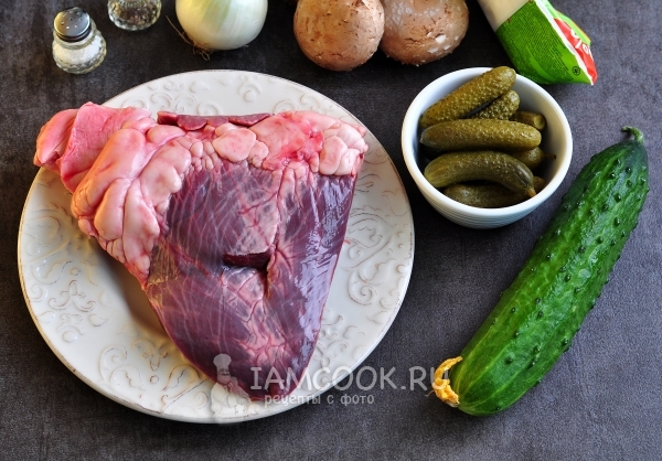 Ингредиенты для салата с говяжьим сердцем и солеными огурцами