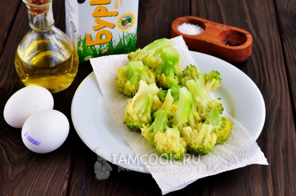 Ингредиенты для омлета с брокколи на сковороде