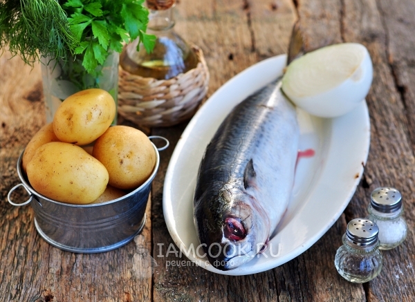 Ингредиенты для скумбрии с картошкой в фольге в духовке