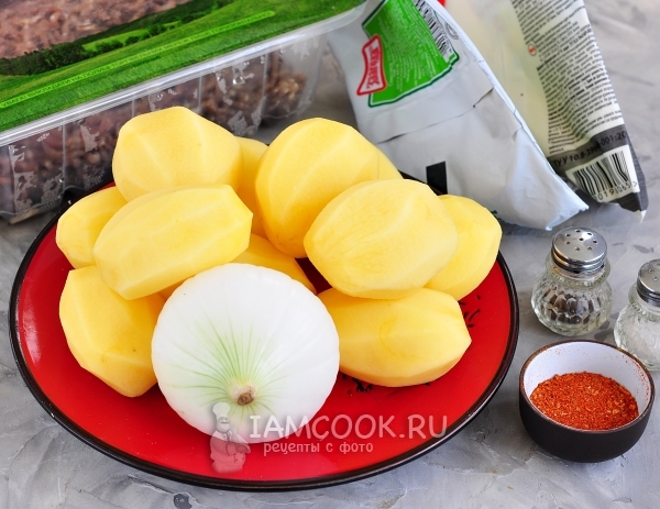 Ингредиенты для картошки с фаршем, сыром и майонезом в духовке