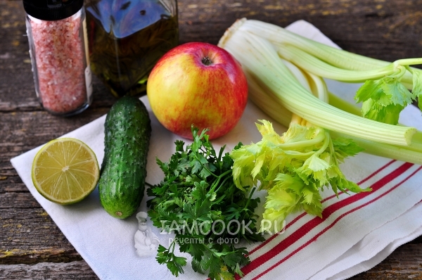 Ингредиенты для зелёного коктейля из сельдерея, огурца, яблока и лайма