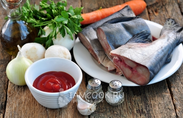 Ингредиенты для тушеной горбуши с овощами (с морковью и луком)