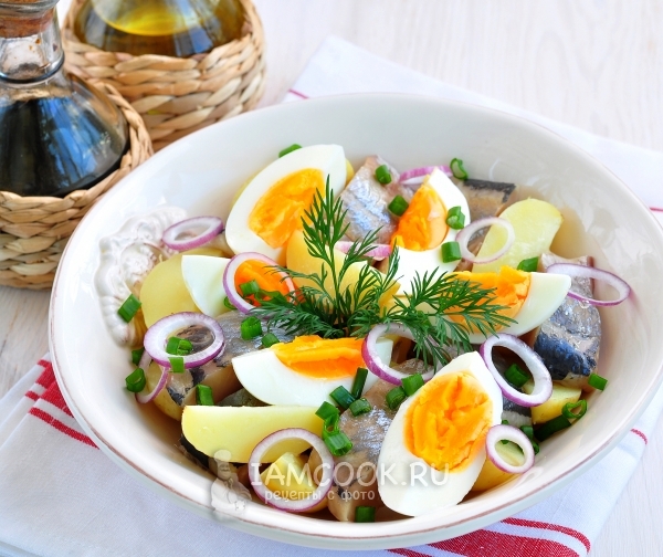 Рецепт салата из селедки с молодым картофелем, яйцом и луком