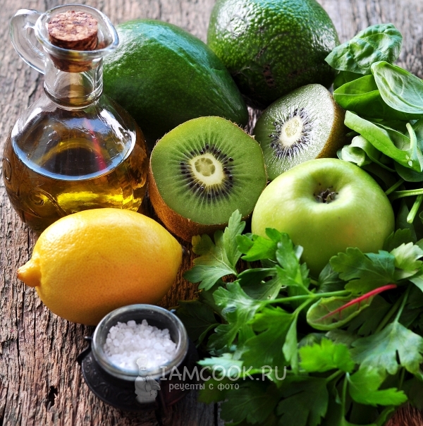 Ингредиенты для витаминного смузи из авокадо и шпината