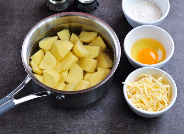 Положить картофель в кастрюлю с водой