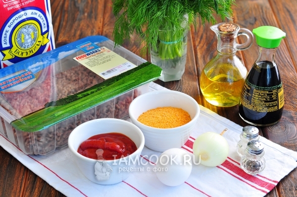 Ингредиенты для тефтелей без риса с томатной подливкой на сковороде