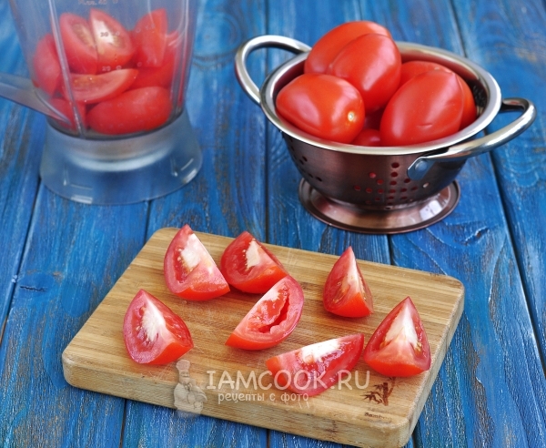 Положить помидоры в блендер
