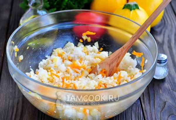 Соединить рис с луком и морковью
