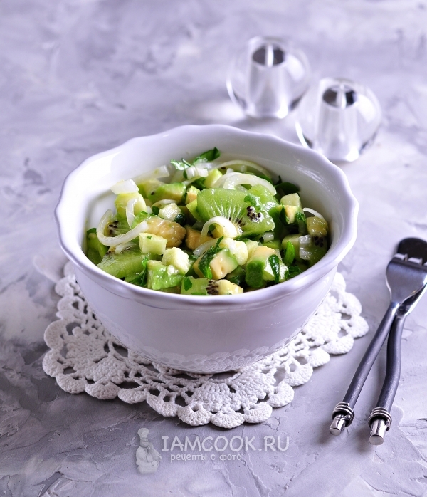 Фото витаминного салата из киви и авокадо