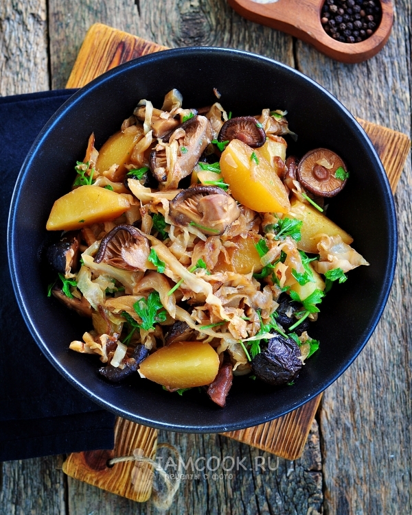 Рецепт тушеной капусты с грибами и картошкой