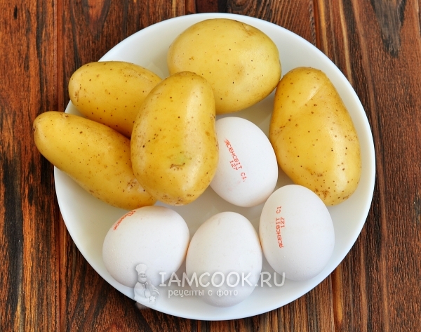 Отварить яйца и картофель
