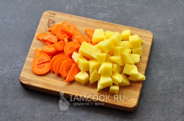 Порезать картофель и морковь