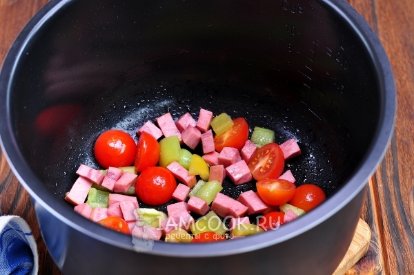 Обжарить колбасу с овощами